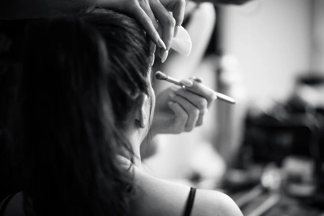 Maquilleuse au travail, photographiée dans son environnement professionnel