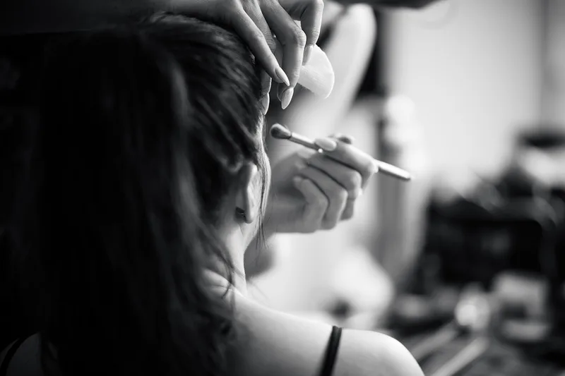 Maquilleuse au travail, photographiée dans son environnement professionnel