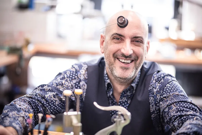 Portrait d’un artisan horloger dans son atelier