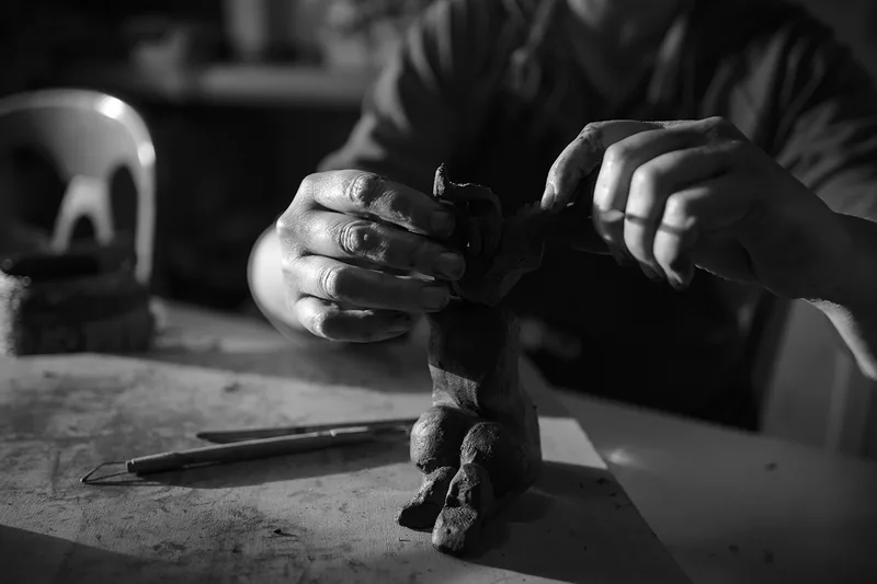 Sculptrice travaillant une pièce dans son atelier