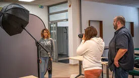 Stagiaires en formation photo et workshop autour d'un modèle pour apprendre les réglages d'un studio portrait
