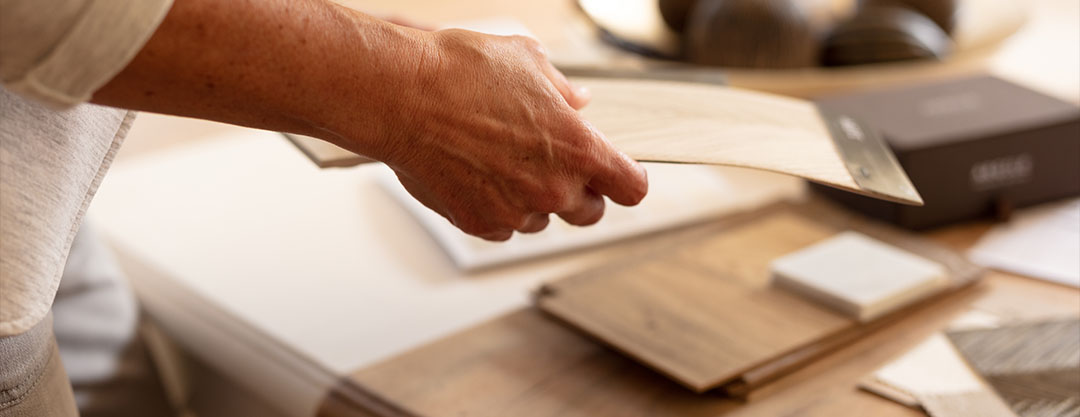 Artisan au travail dans son atelier, autour de matériaux et d’échantillons