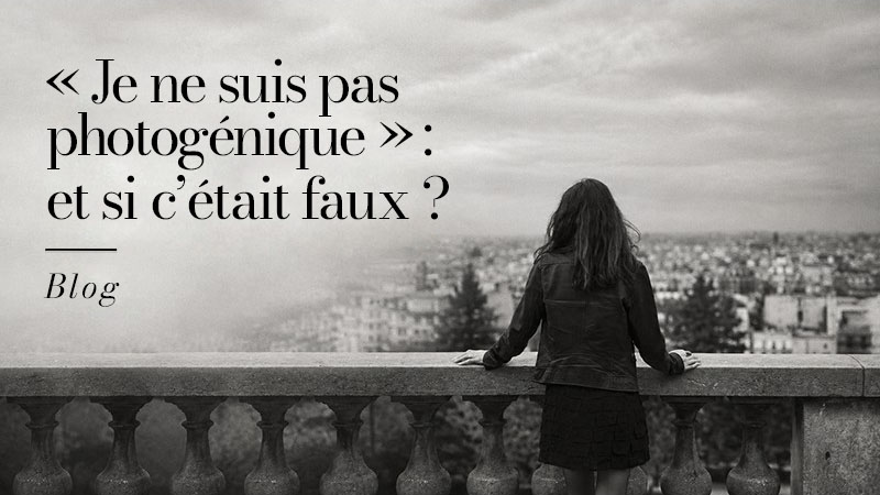 Silhouette de dos d'une femme face au paysage urbain de Paris depuis Montmartre - Article : « Je ne suis pas photogénique » : et si c'était faux ?