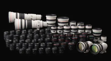 Collection d'objectifs Canon EF alignés pour illustrer avec ironie la course au matériel photo