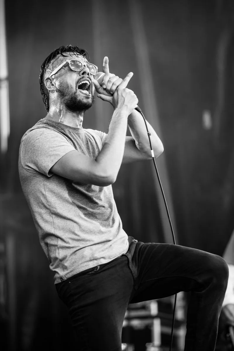 Le chanteur de Lafayette agrippant son micro lors d'un set de concert énergique