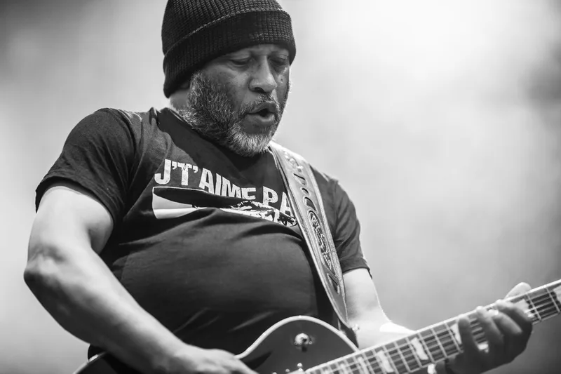 Le guitariste du groupe de metal français Lofofora immortalisé en noir et blanc sur scène