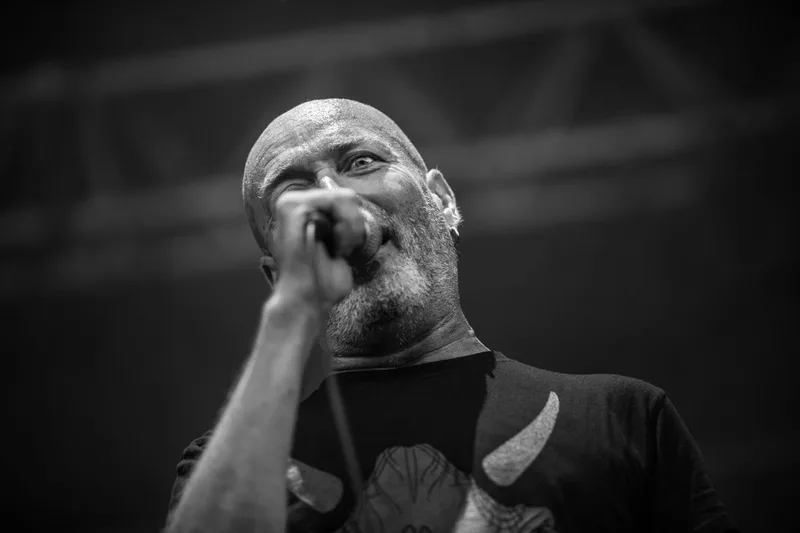 Regard perçant et expressif de Reuno, le chanteur emblématique du groupe Lofofora