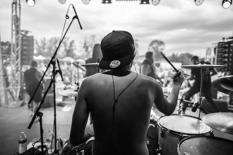 Le batteur de Soulwasher en pleine action derrière les cymbales de sa batterie en noir et blanc