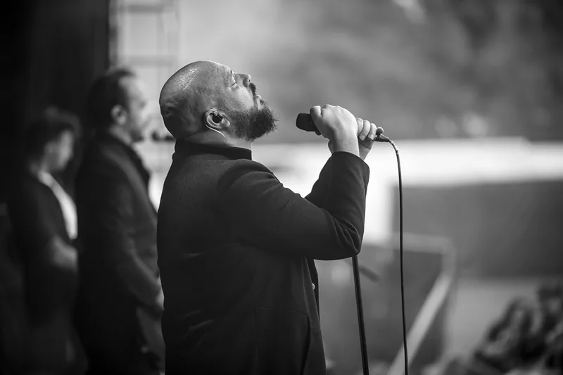 Attitude rock en noir et blanc du chanteur du groupe Psykup face à son public
