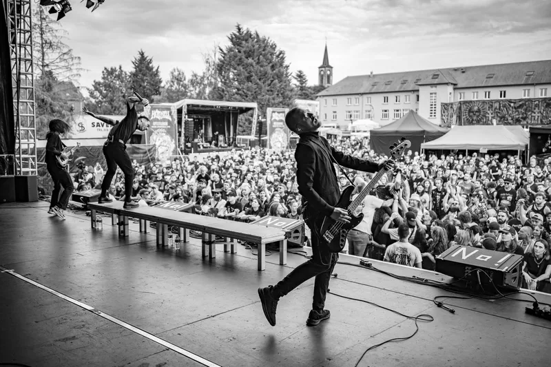 Effet de mouvement et d'énergie brute du groupe Resolve en plein concert en noir et blanc