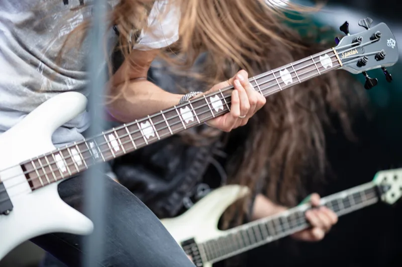 Duo de guitares et headbang synchronisé des musiciens du groupe Deficiency