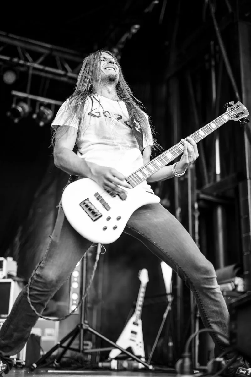 Le guitariste du groupe de thrash metal Deficiency en pleine démonstration technique sur scène