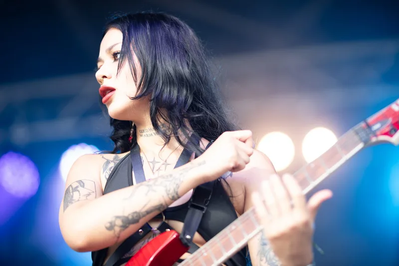 La guitariste de Bad Tripes immergé dans l'univers visuel et théâtral de son concert