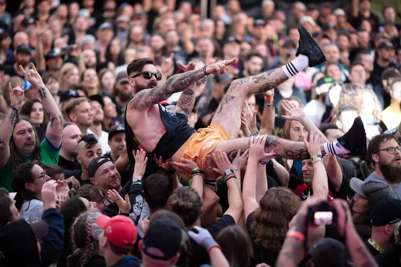 Mouvement de foule massif et slam de festivaliers durant le passage de Soulfly