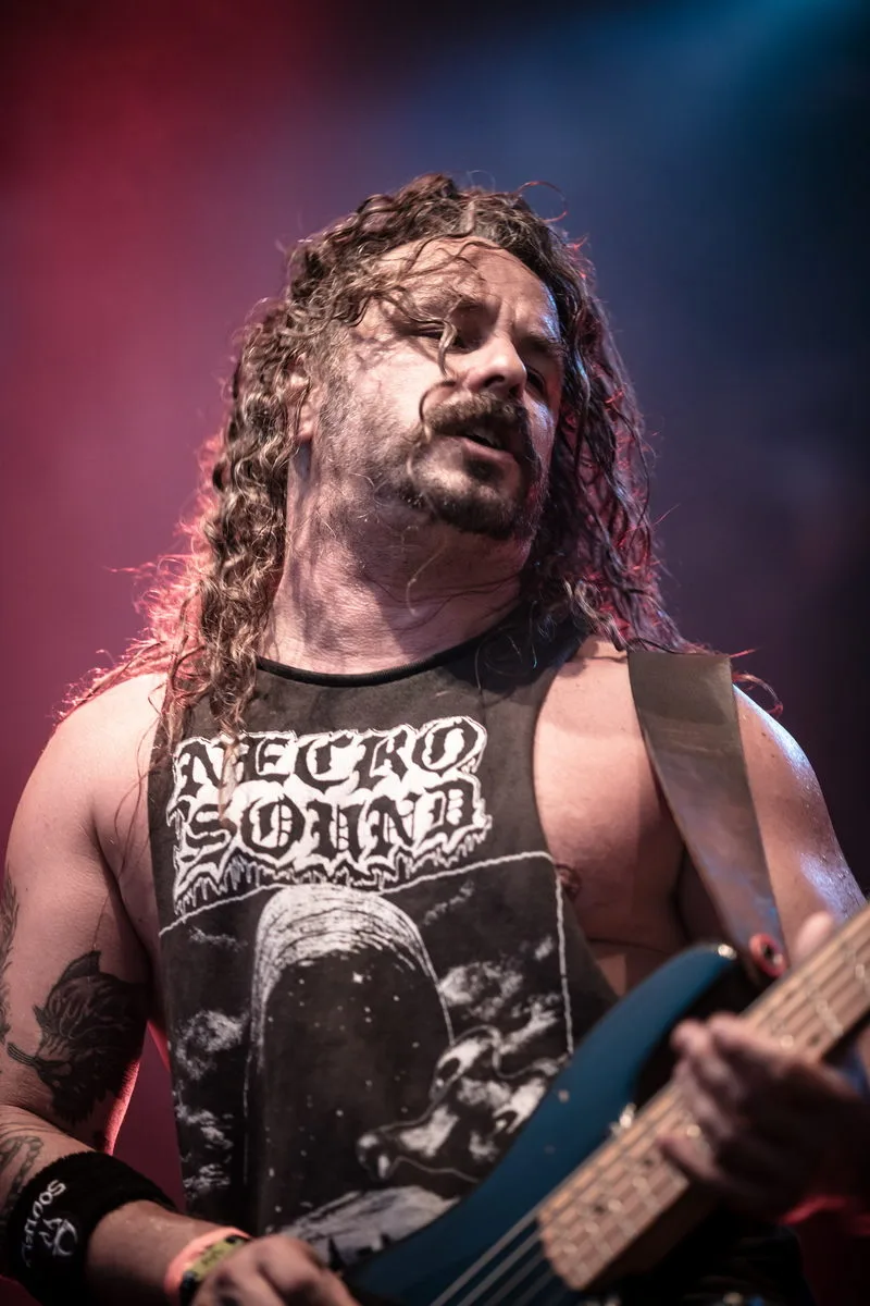 Le bassiste de Soulfly mis en valeur par une ambiance de concert colorée et saturée
