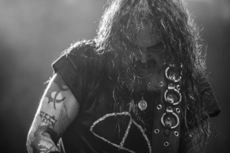 Max Cavalera, chanteur de Soulfly, fixant le public avec intensité en noir et blanc
