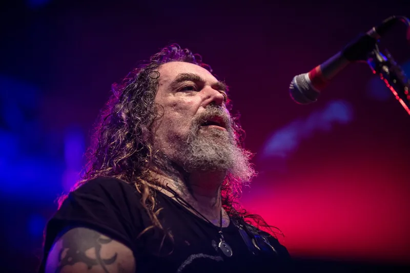 Max Cavalera (Soulfly) haranguant le public au milieu des projecteurs de toutes les couleurs