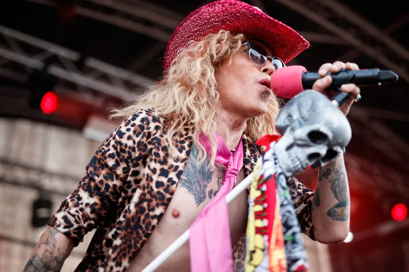 Le chanteur de Blazon Fire affichant une tenue et une attitude scénique colorées