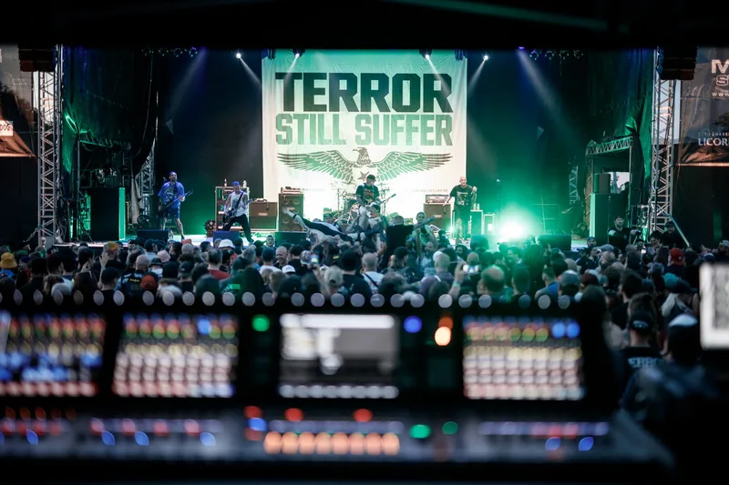 Vue d'ambiance des techniciens et de la régie son lors du concert du groupe Terror