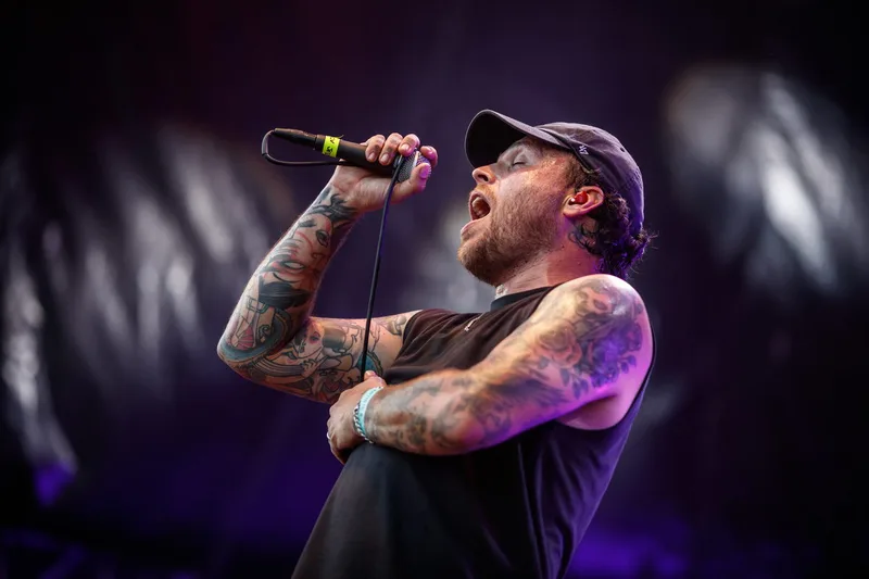 Le chanteur de Stick To Your Guns agrippé au micro, criant sa musique de toutes ses forces