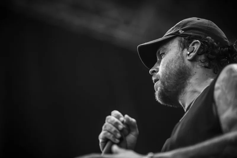 Le chanteur de Stick To Your Guns capturé dans un regard profond entre deux morceaux