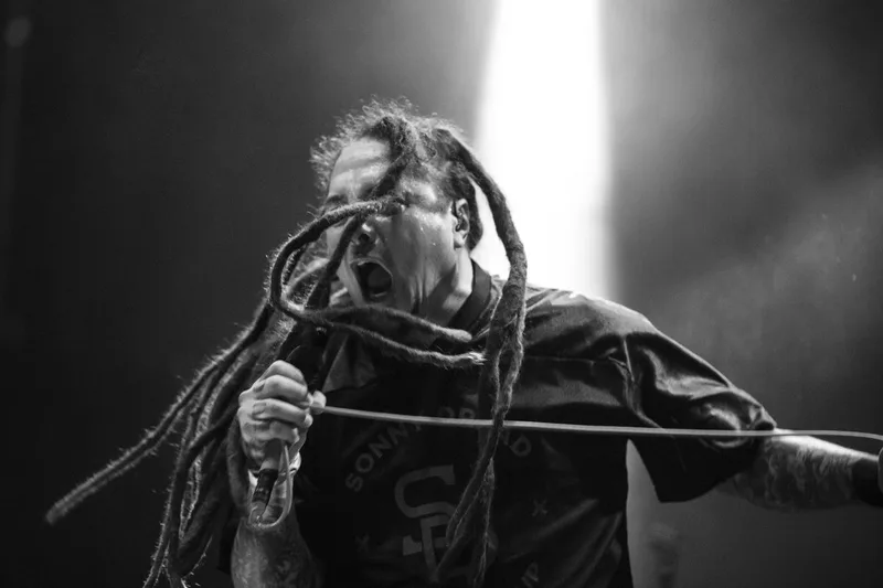 Sonny Sandoval de P.O.D exprimant sa rage musicale en noir et blanc avec ses dreadlocks au vent