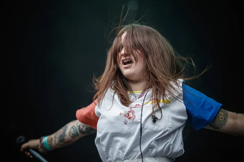 La chanteuse d'Encounters fixant l'objectif avec une attitude forte en plein concert