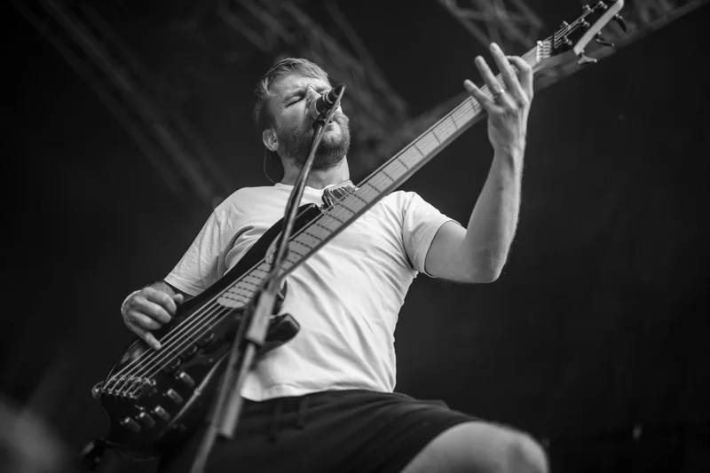 Solo rythmique en noir et blanc montrant le bassiste du groupe Encounters