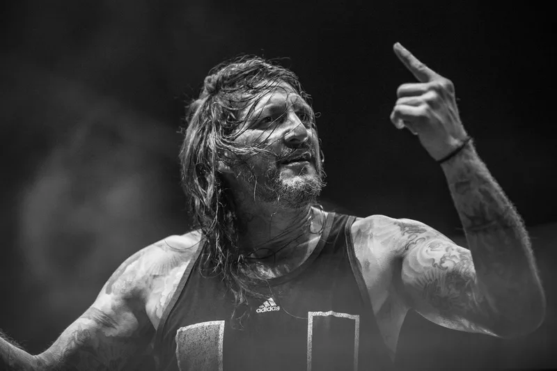Gros plan contrasté sur le visage de Freddy Cricien, le chanteur du groupe hardcore Madball