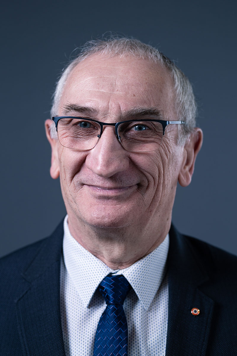Portrait corporate masculin en studio, costume et cravate