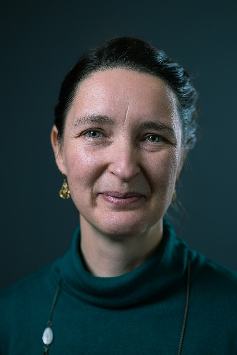 Portrait professionnel féminin en studio, lumière douce et regard naturel