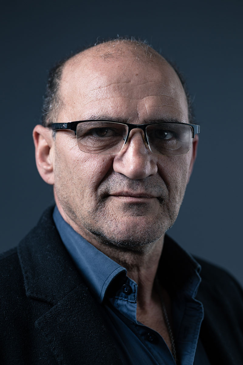 Portrait corporate masculin en studio, expression sobre et professionnelle