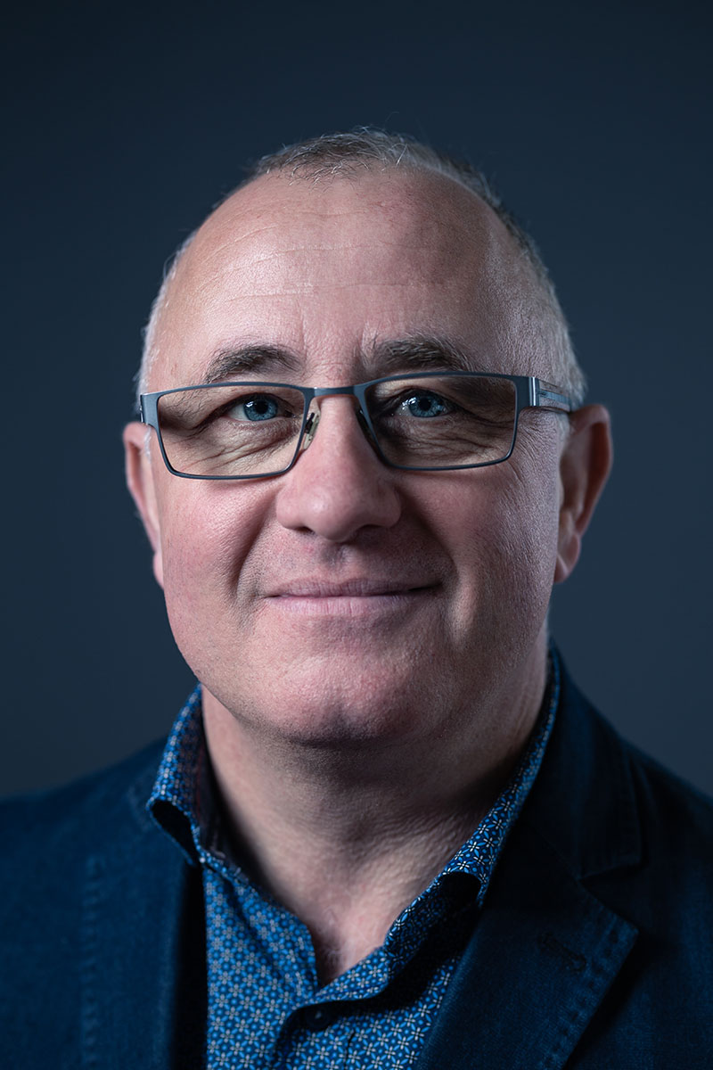 Portrait professionnel masculin en studio, costume et regard direct