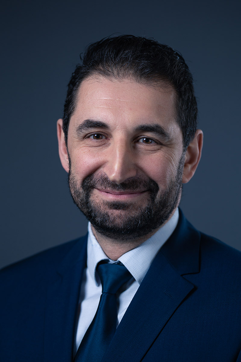 Portrait corporate masculin en costume pour une communication professionnelle