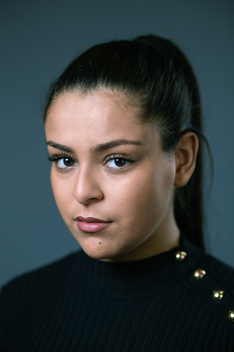 Portrait professionnel féminin en studio, regard et expression
