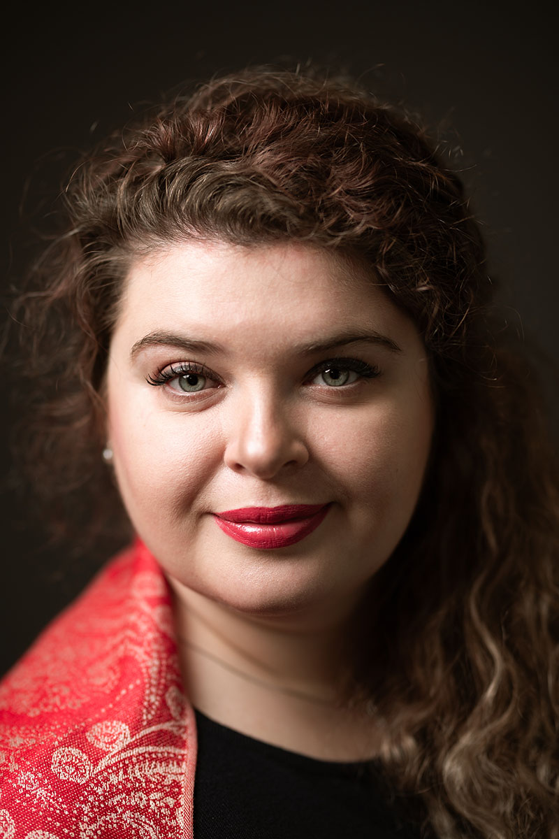Portrait professionnel féminin en studio, lumière douce et expression