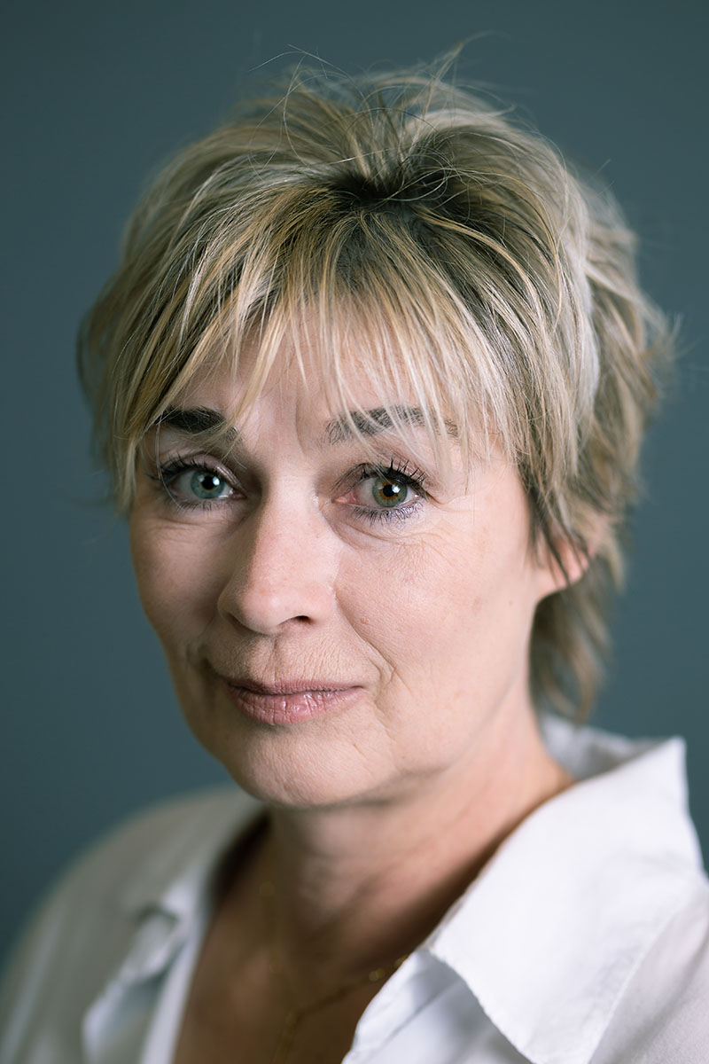 Portrait professionnel féminin en studio, regard naturel