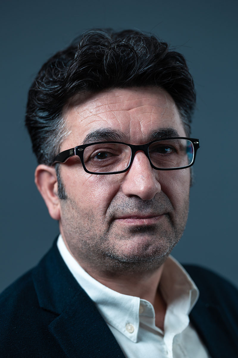 Portrait corporate masculin en studio, costume et lunettes