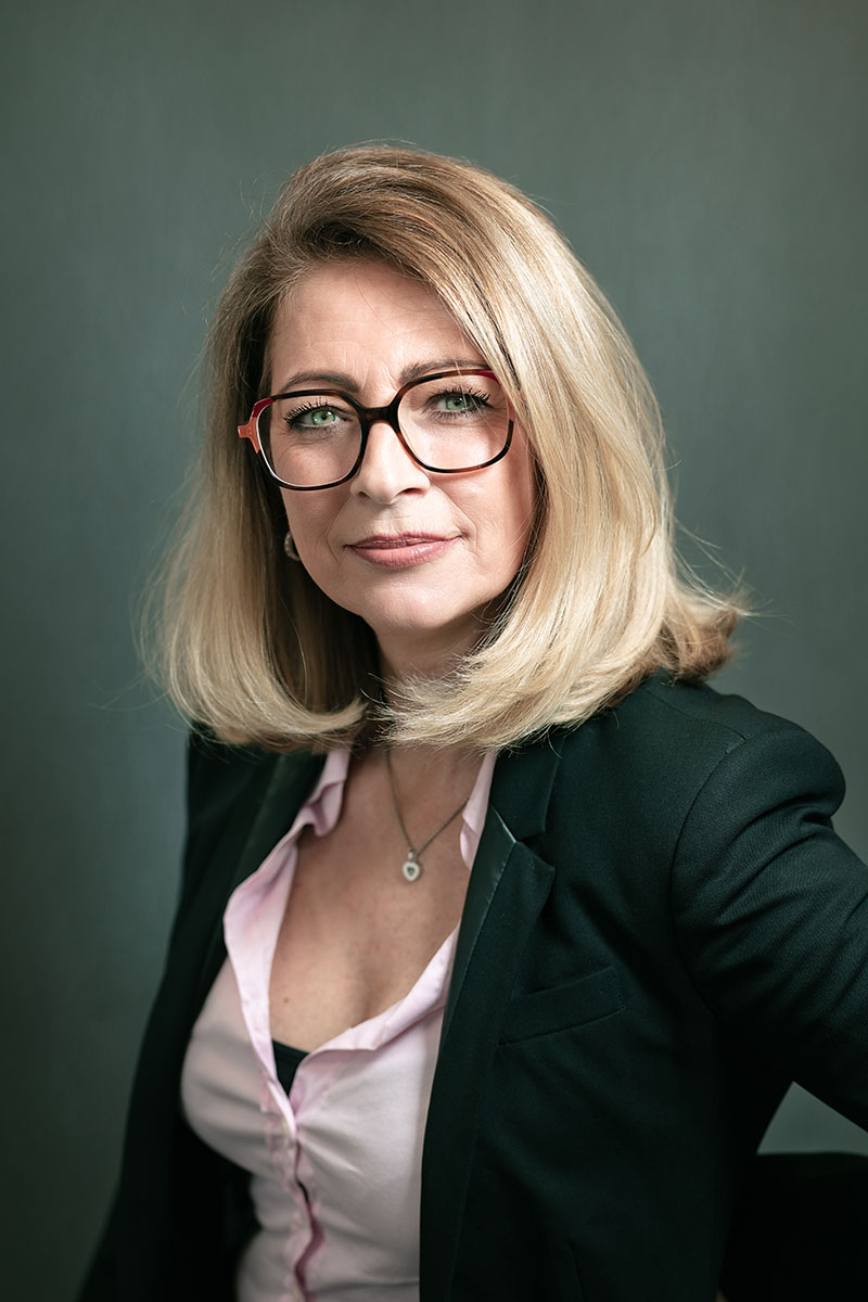 Portrait professionnel d'une dirigeante en tenue élégante, photographie corporate à Saint-Avold