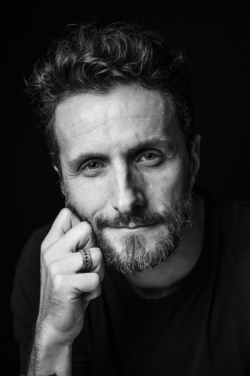 Portrait masculin en noir et blanc, approche éditoriale et professionnelle, à Sarreguemines