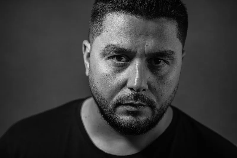 Portrait en noir et blanc d'un artiste, photographie éditoriale