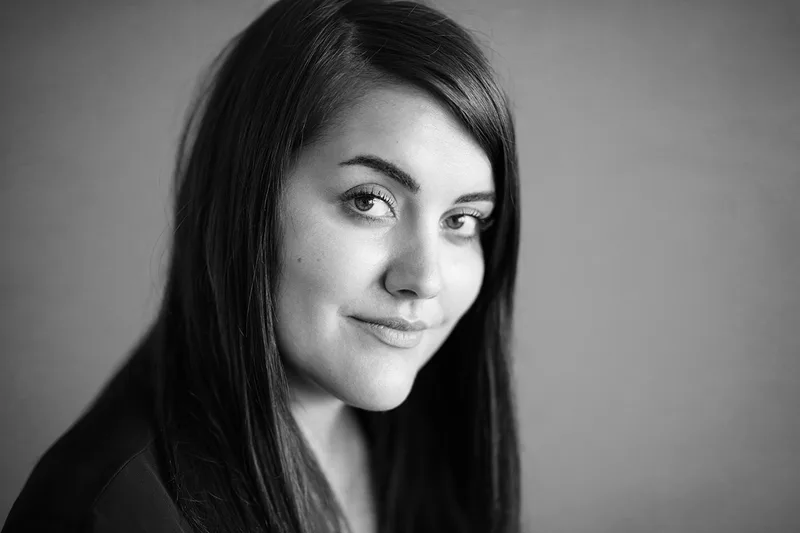 Portrait en noir et blanc d'une artiste, photographie professionnelle