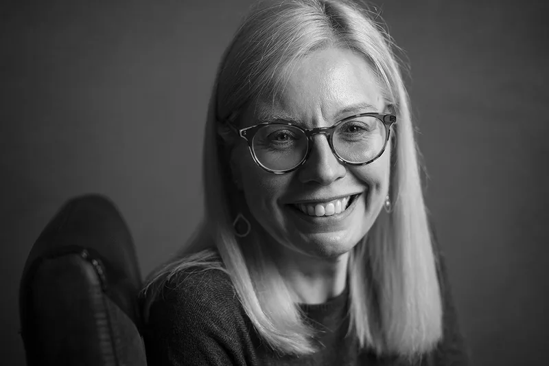 Portrait professionnel d'une auteure en noir et blanc