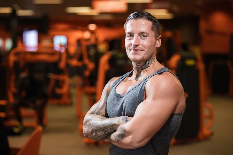 Portrait professionnel d'un coach sportif dans une salle de sport Basic-Fit au Luxembourg