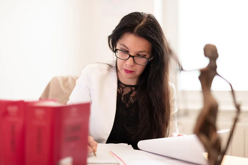Portrait d'une avocate en environnement professionnel dans son cabinet