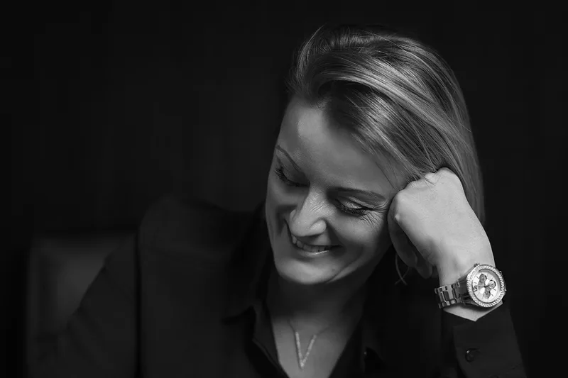 Portrait professionnel féminin en noir et blanc, style éditorial, à Thionville