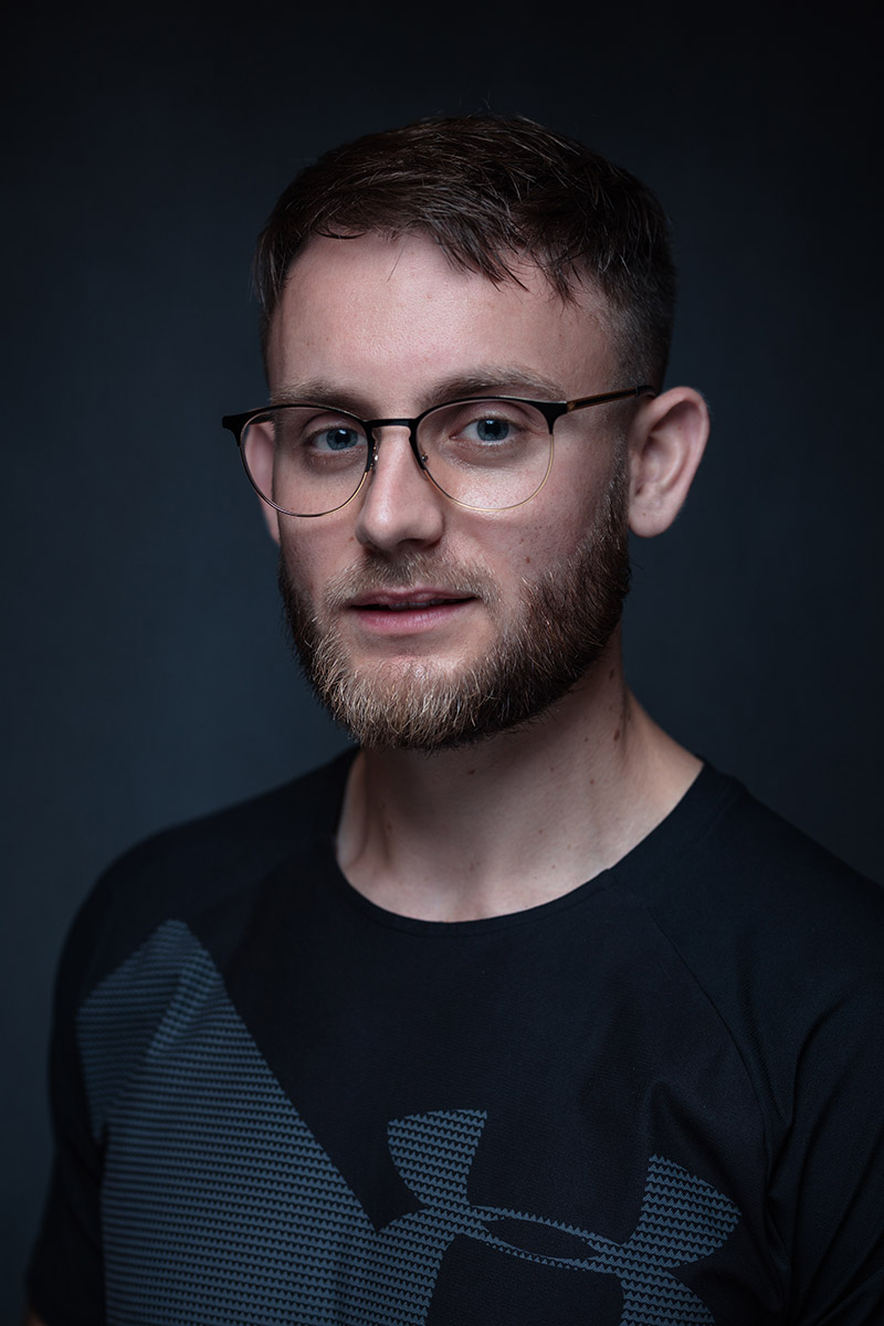 Portrait professionnel d'un coach sportif en studio, au Luxembourg