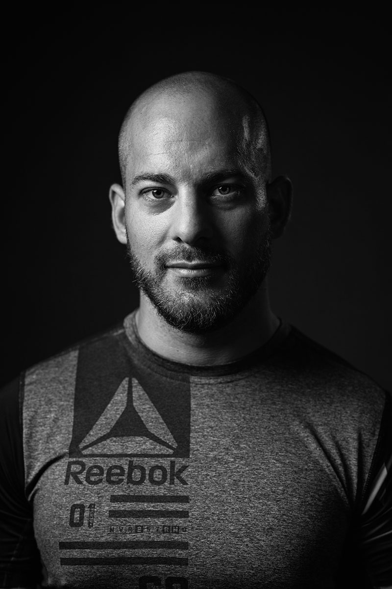 Portrait en noir et blanc d'un coach sportif