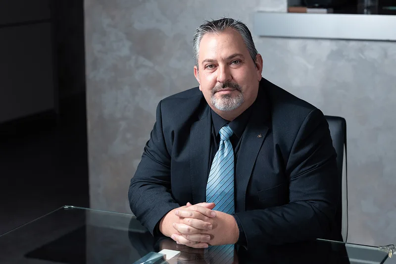 Portrait corporate d'un dirigeant dans son environnement professionnel