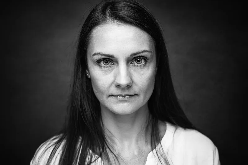 Portrait professionnel éditorial féminin en noir et blanc